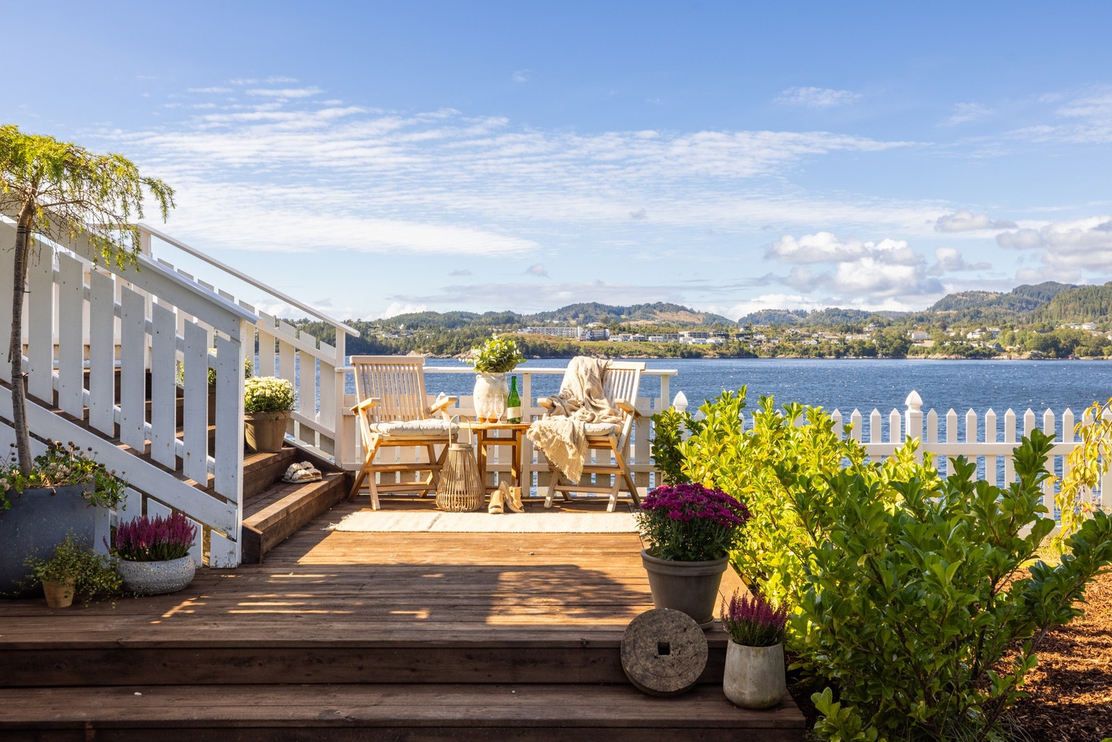 Fra terrassen har man enkel adkomst til hagen og resten av eiendommen. Galleribilde