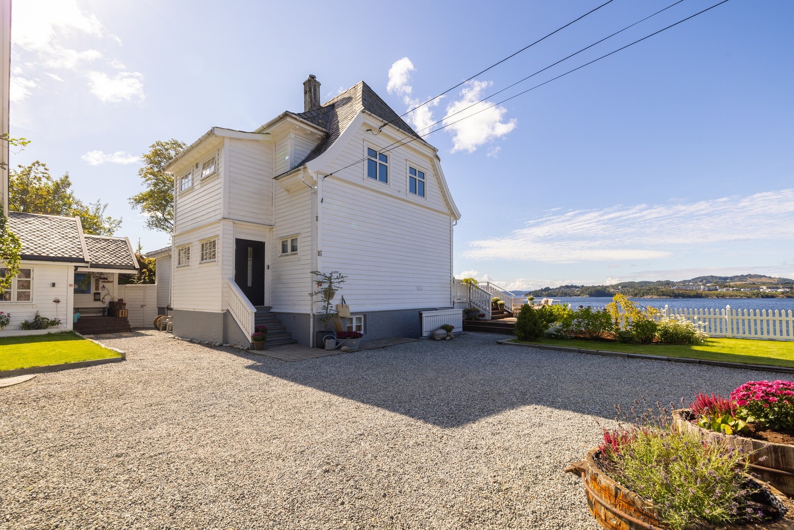 Vi beveger oss inn i huset. Galleribilde