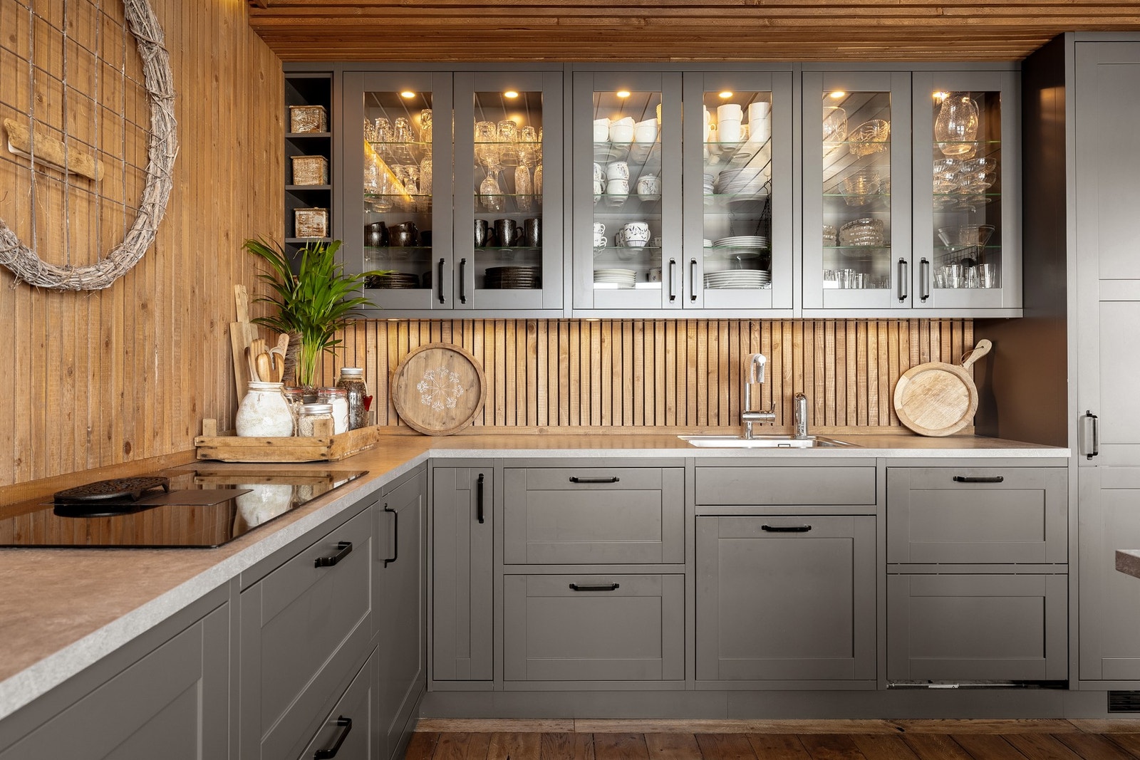 Her er det godt med oppbevaringsplass i skuffer og skap, samt arbeidsplass på benkeplaten og den sosiale kjøkkenøyen. Galleribilde