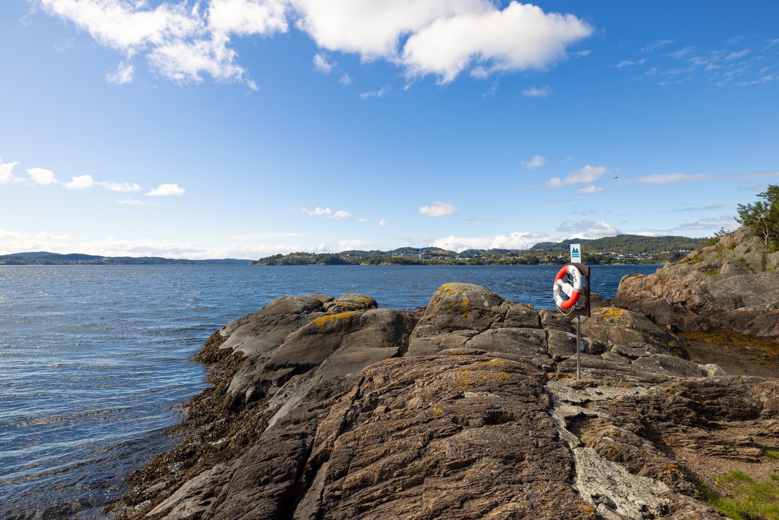 En 5 minutters gangavstand unna finner man bussholdeplass som kjører deg til Varmyra via Bergen sentrum, og Åsane terminal. Galleribilde