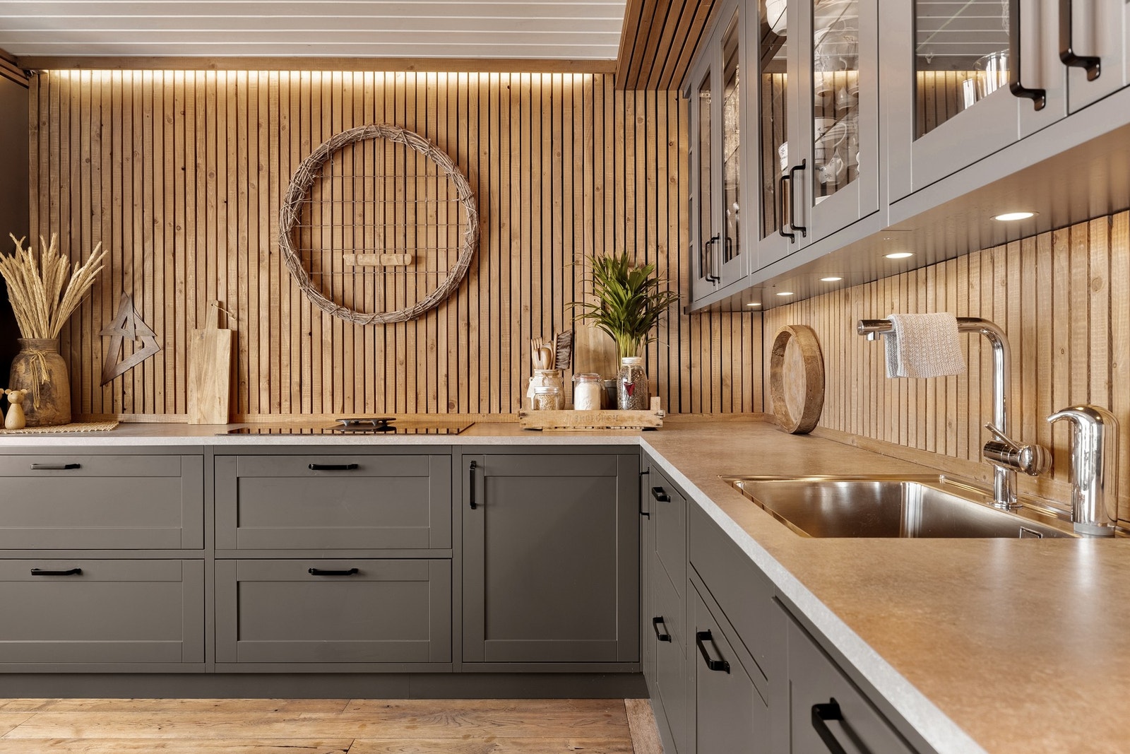 Innredningen består av profilerte fronter, tre glasskap og benkeplate av laminat med underlimt vask av stål. Galleribilde