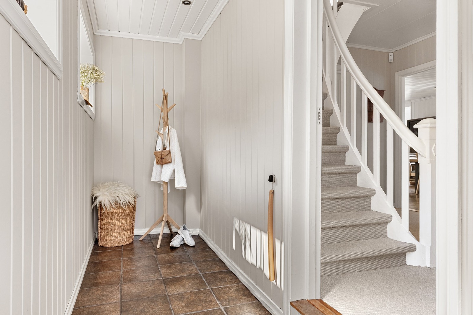 Det første du møter når du kommer inn i huset er en entré som måles til 4,3 kvm. med plass til oppbevaringsløsninger til yttertøy og sko. Galleribilde