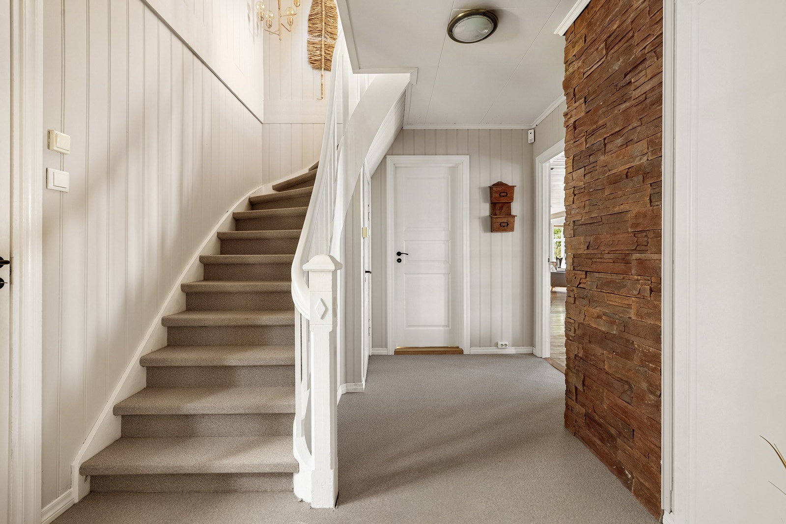 Entréen er også tilknyttet til en hall med trapp som måles til 9,5 kvm. Galleribilde