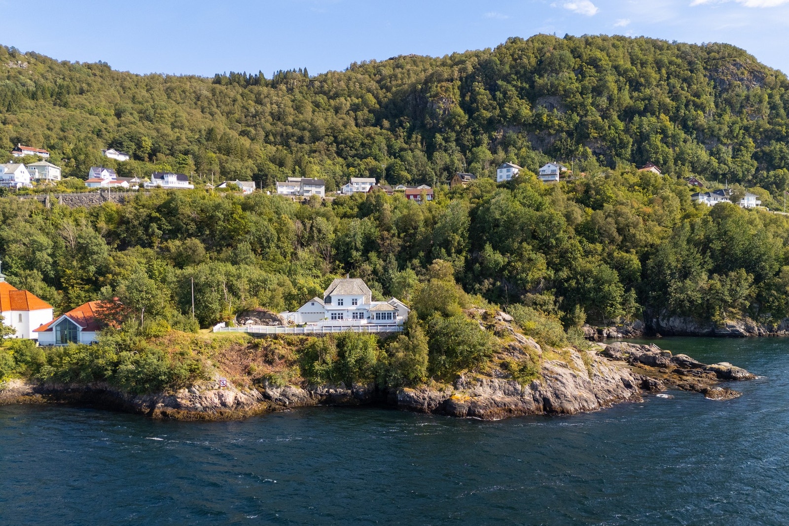Man bor i enden av en blindgate og ligger dermed helt tilbaketrukket fra andre. Galleribilde
