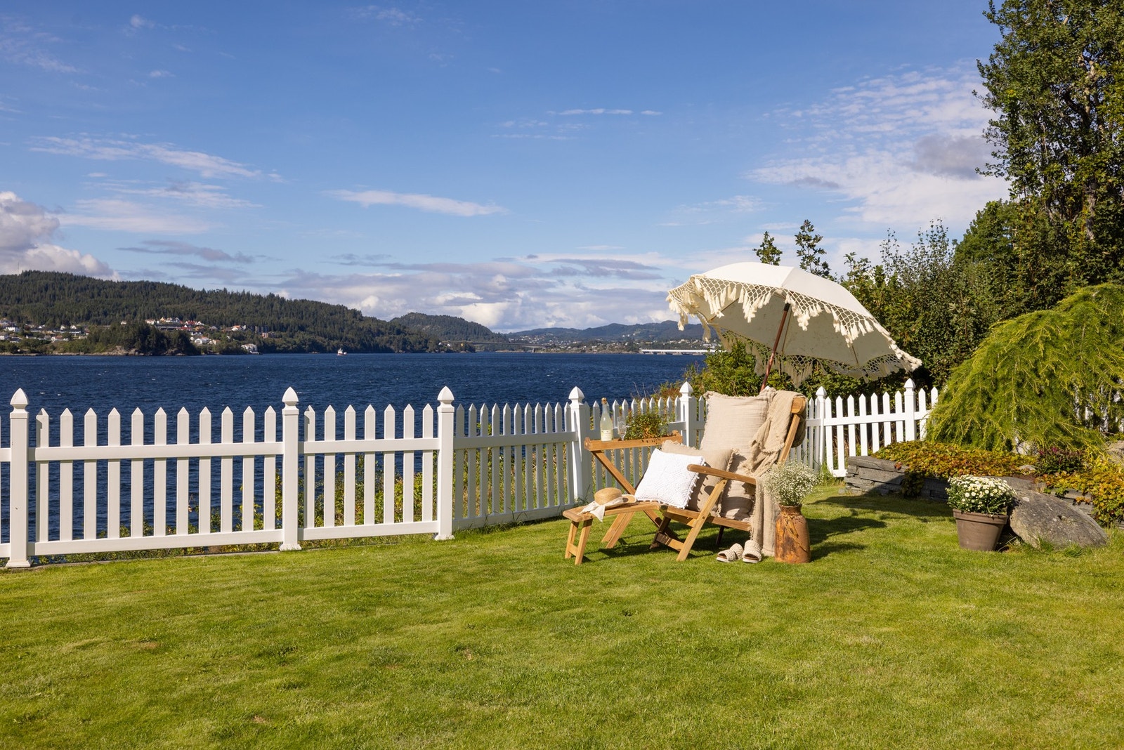 Eiendommen er pent innrammet med et flott gjerde, slik at barna kan leke i trygge omgivelser. Galleribilde