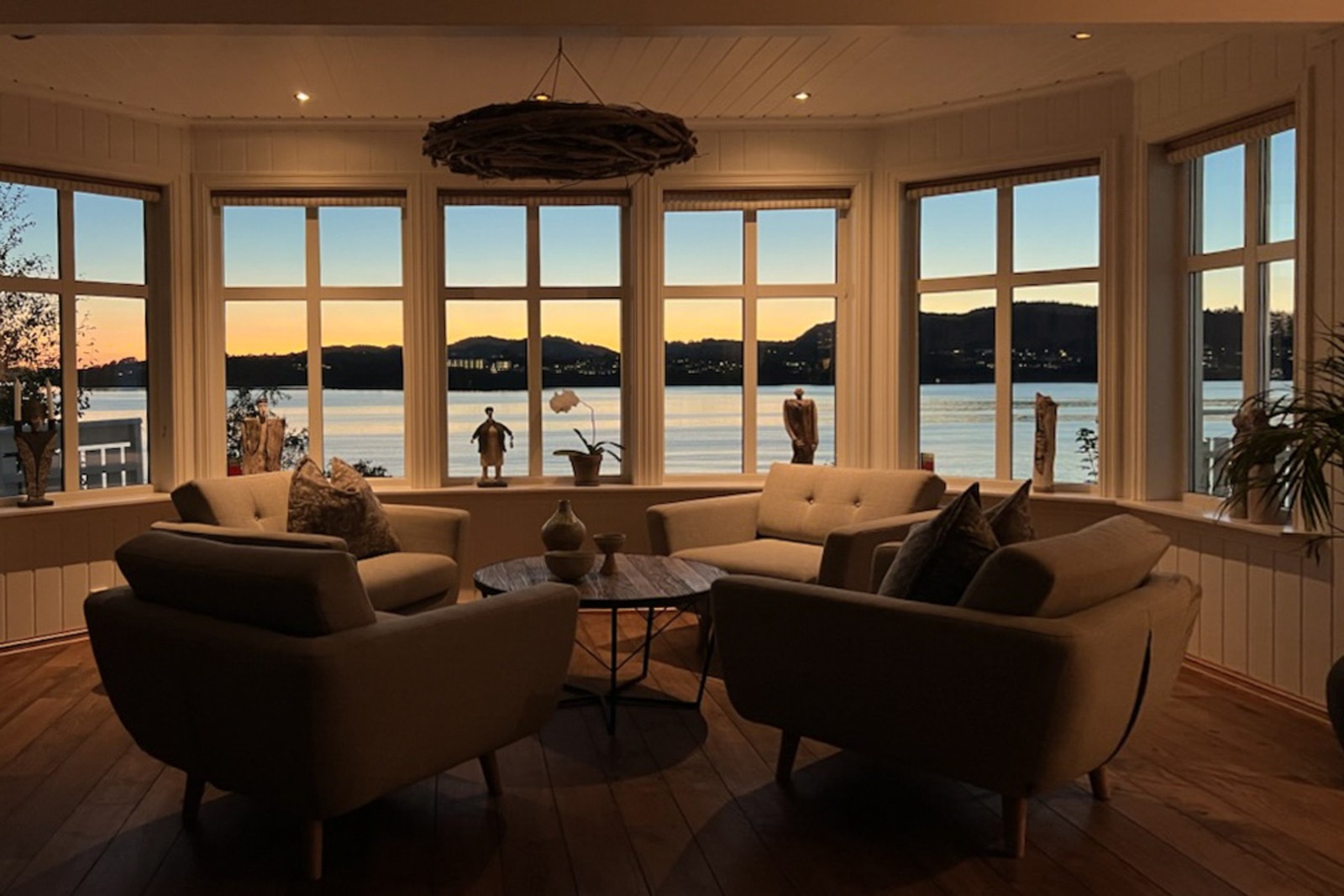 Kveldsstemning i stuen. Galleribilde