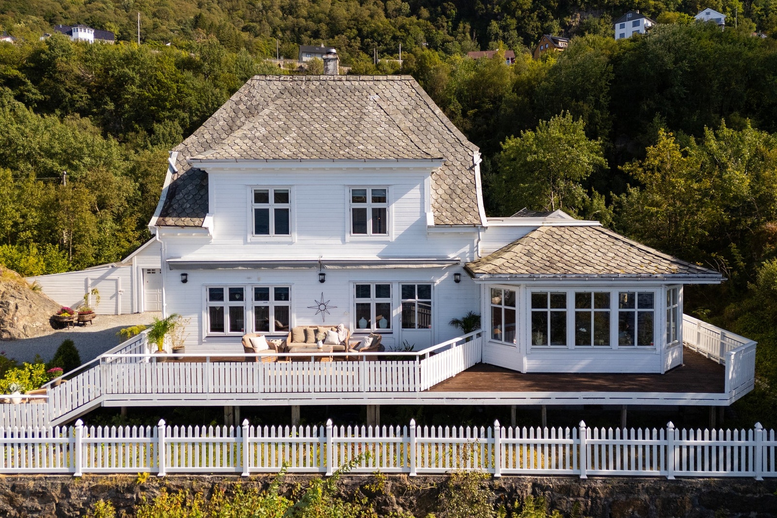 Boligen har svært pent opparbeidede uteområder i form av hager og terrasser. Galleribilde