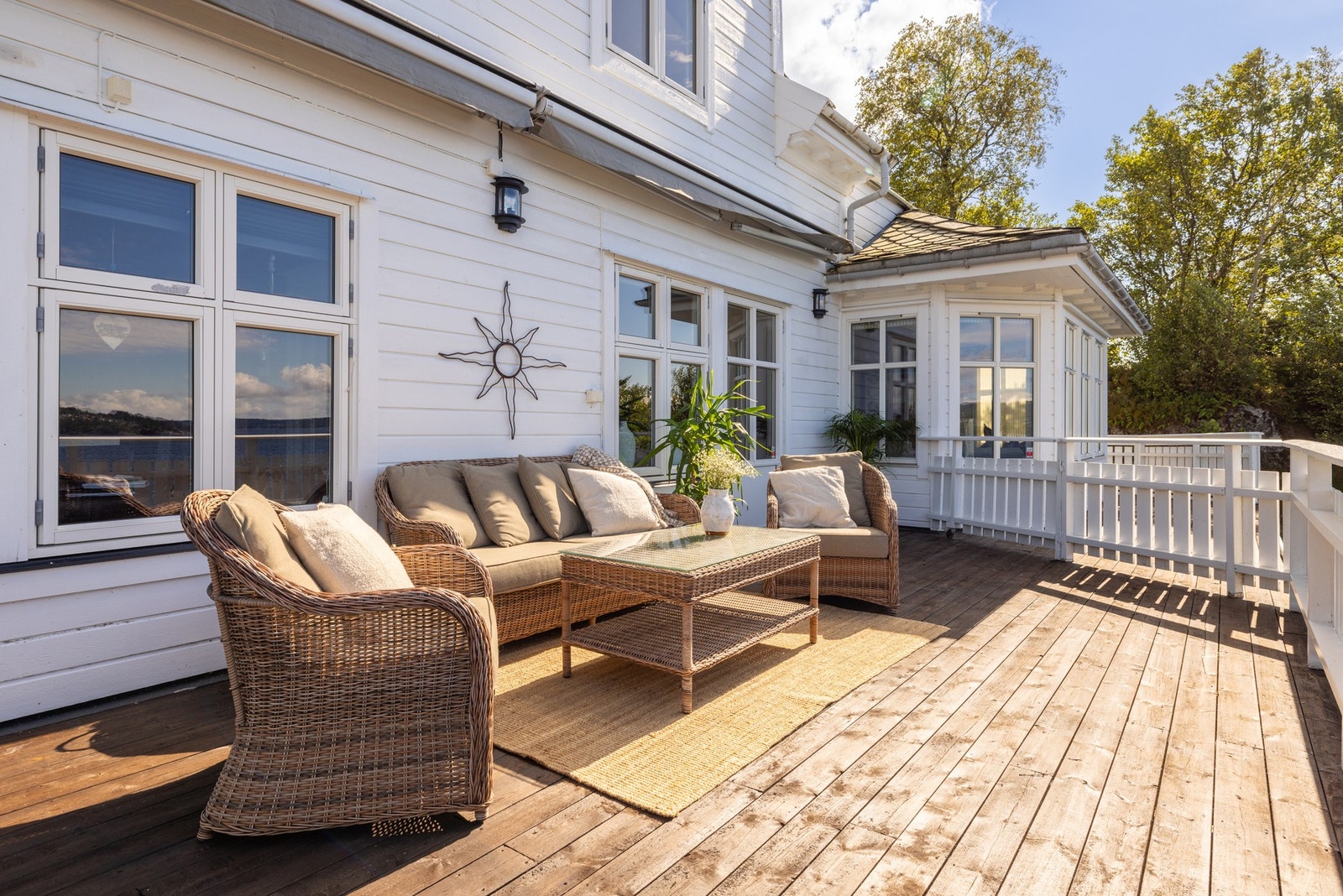 Med utgang fra stue har man en herlig terrasse som måles til ca. 40 kvm. Galleribilde