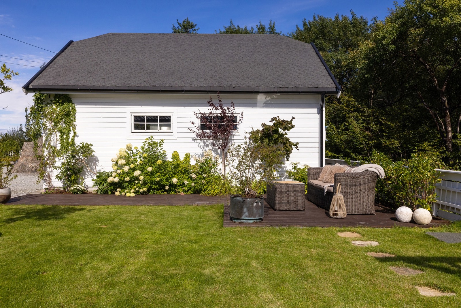 Det er også opparbeidet med terrasseplatting. Galleribilde