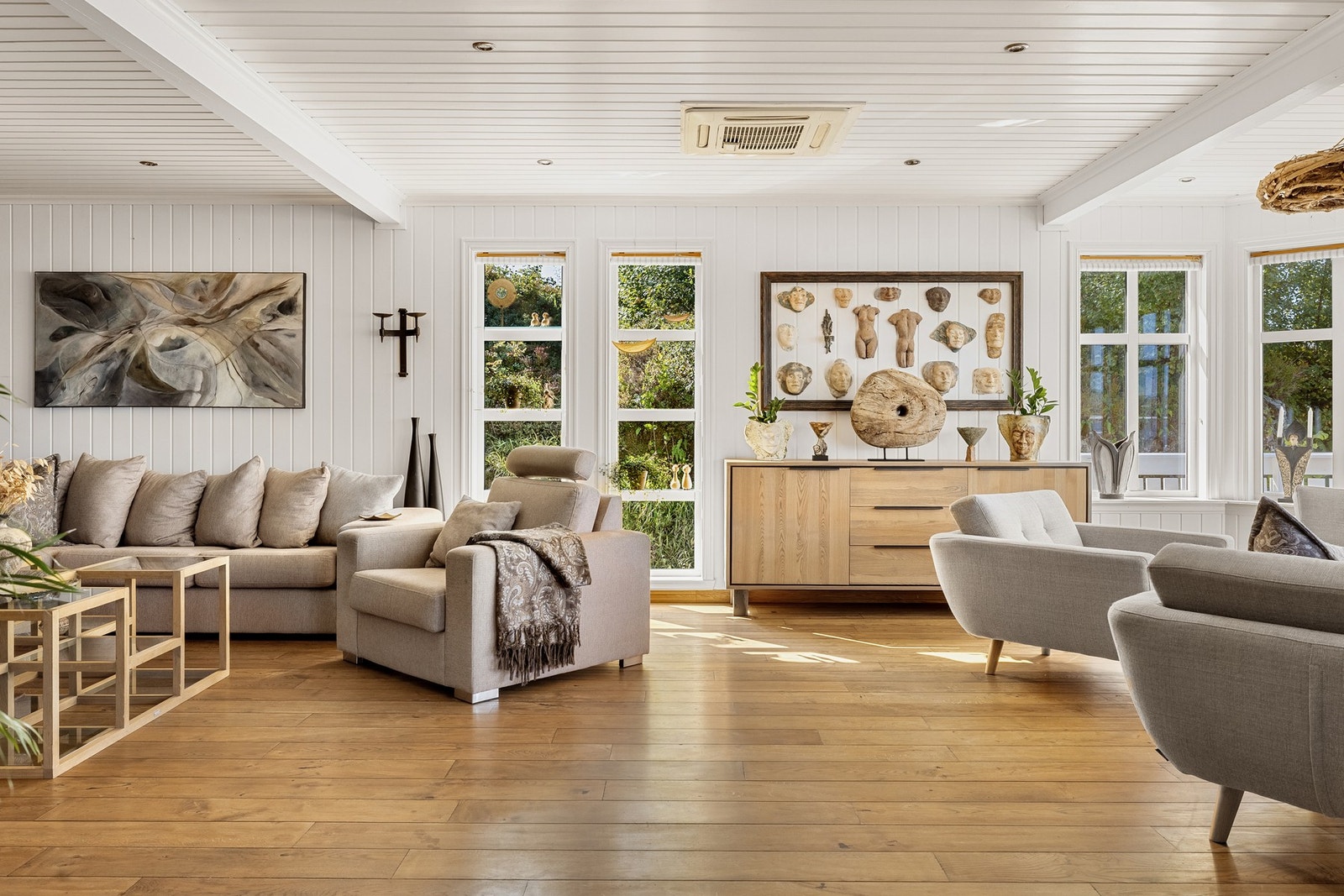 Stuen har flere, store vindusflater i karnapp og ellers i rommet som slipper inn godt med naturlig lys. Galleribilde