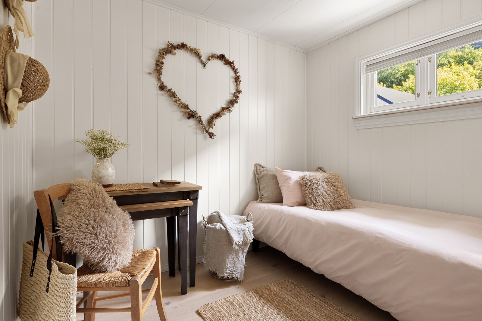 Boligen har ett soverom i denne etasjen, og dette soverommet måles til 7 kvm. Galleribilde