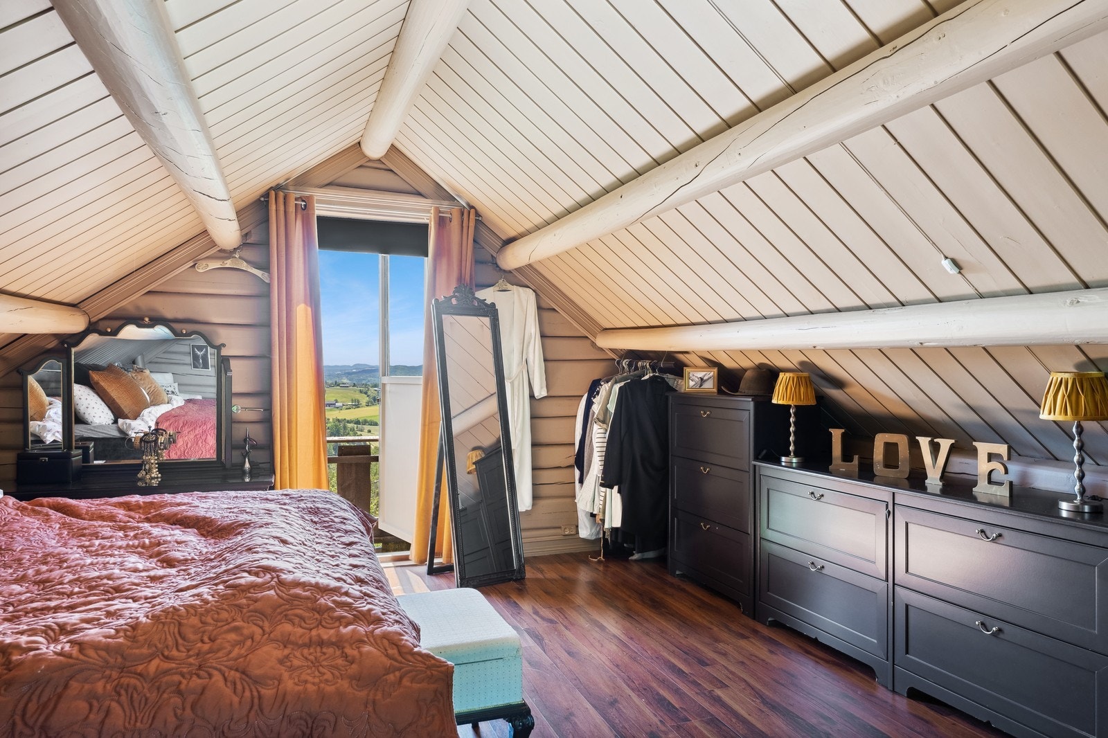 Hovedsoverom med utgang til balkong Galleribilde