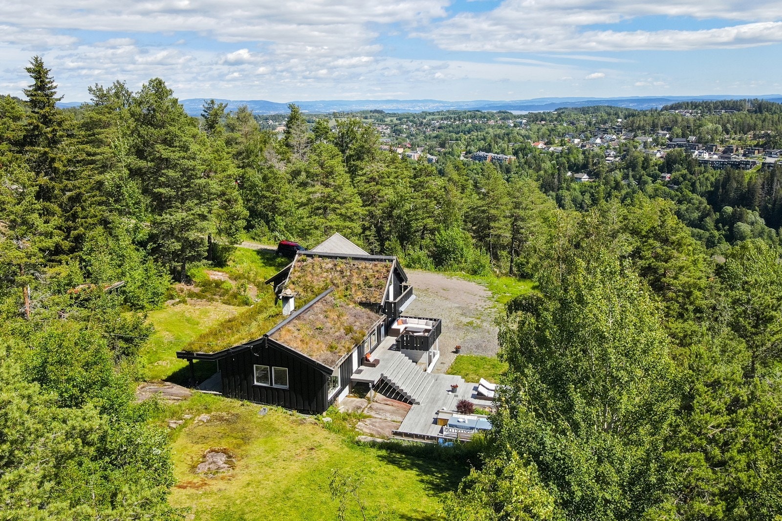 Boligen ligger i landige omgivelser Galleribilde