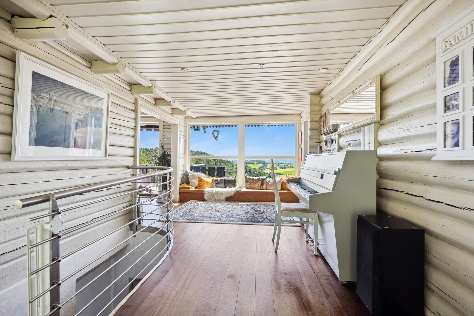 Store vindusflater som gir godt med naturlig lysinnslipp Galleribilde