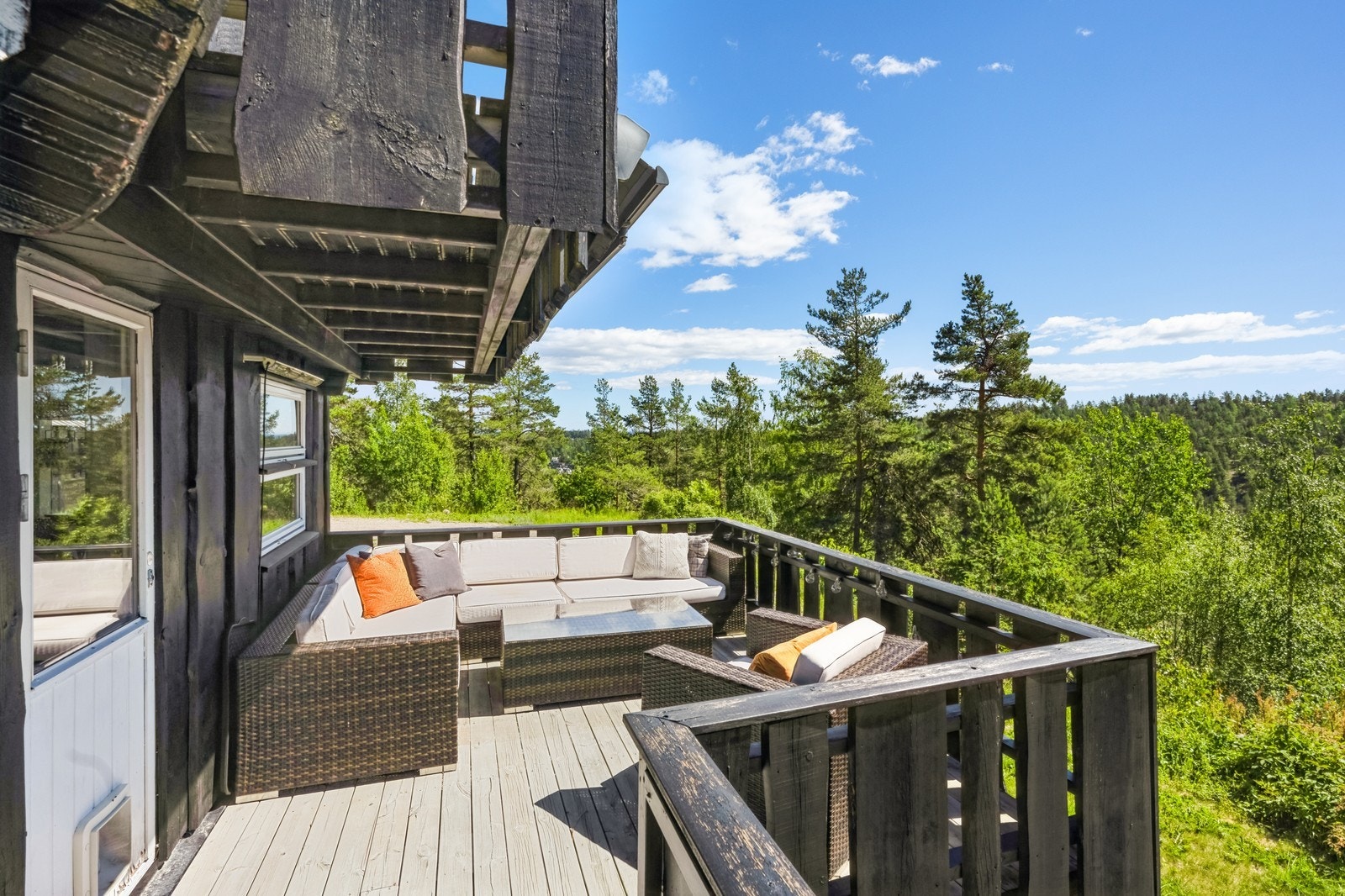 Koselig sittegruppe med utgang fra kjøkken Galleribilde