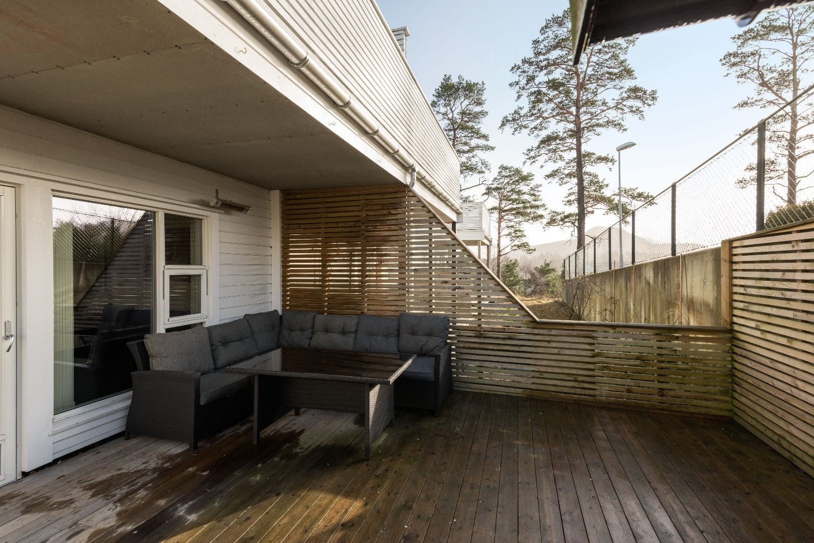 Stor terasse hvor man kan nyte mange fine stunder Galleribilde