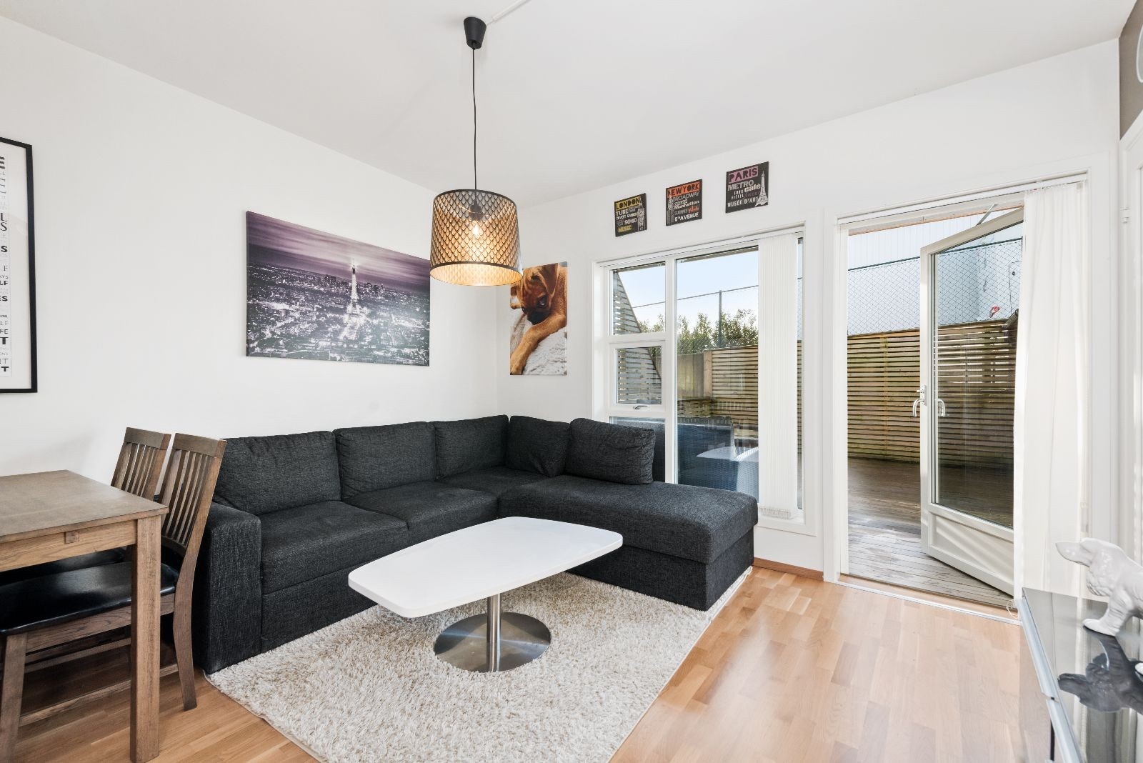 Stue møblert med blant annet sovesofa. Utgang til terasse fra stue. Galleribilde