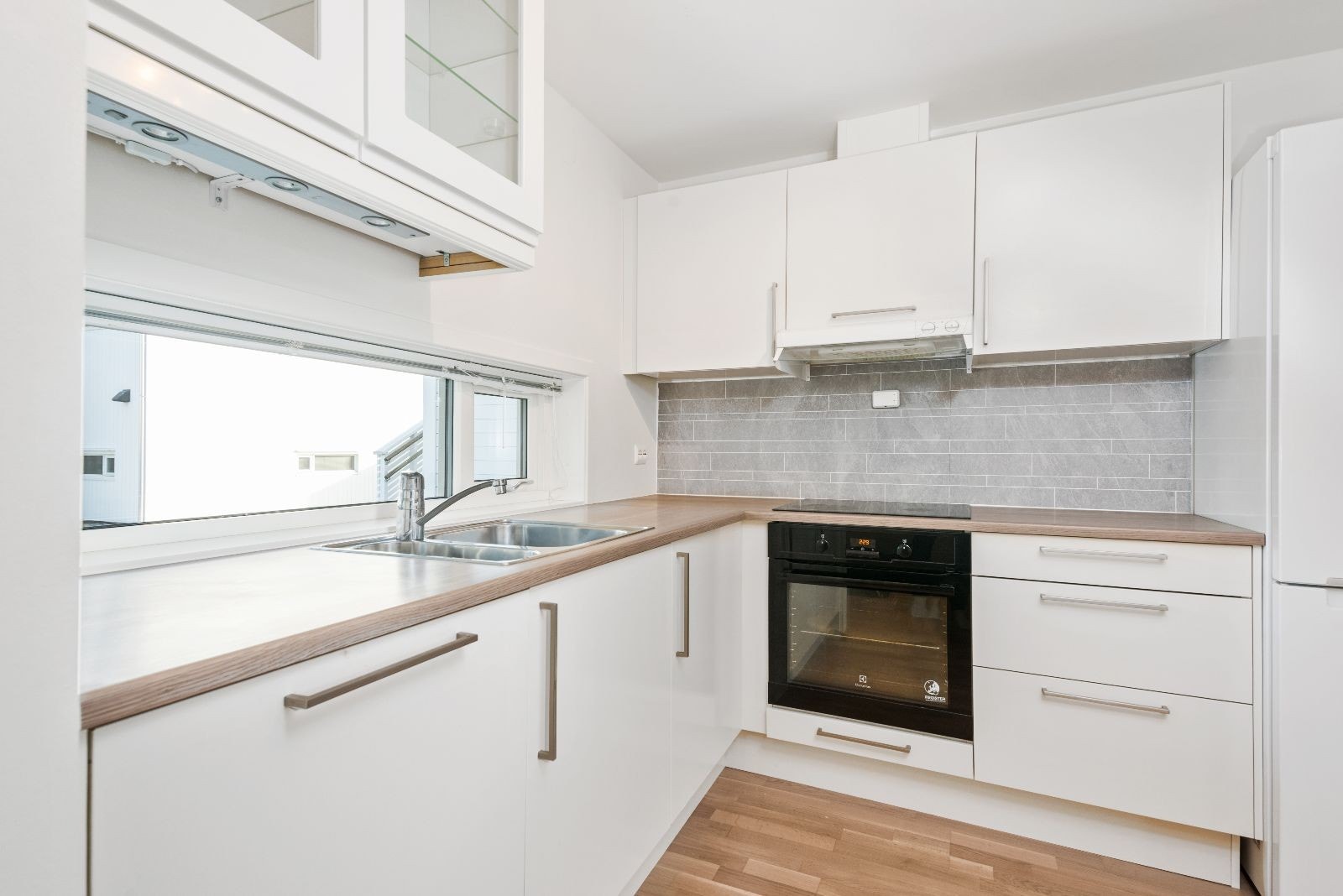 Elegant kjøkken med god skapplass Galleribilde