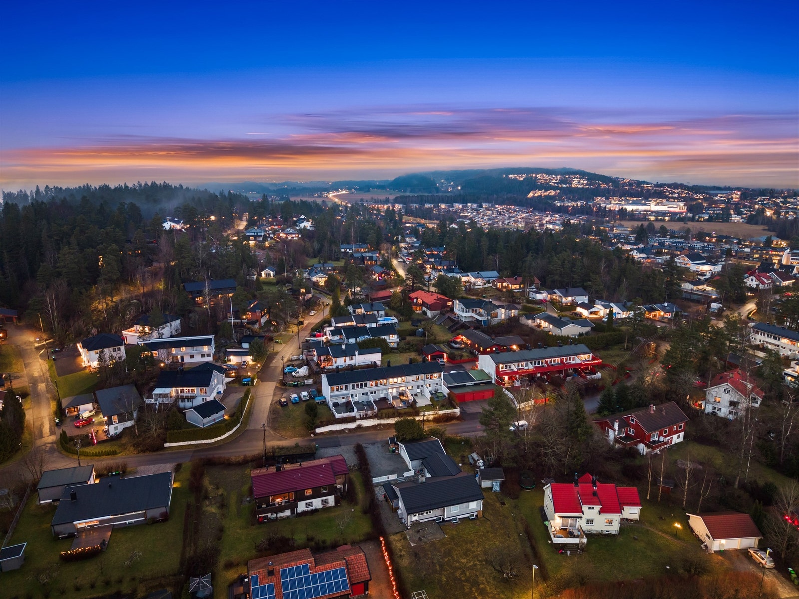 Tæruddalen, en populær inngangsport til Romeriksåsene, ligger i nærheten. Galleribilde