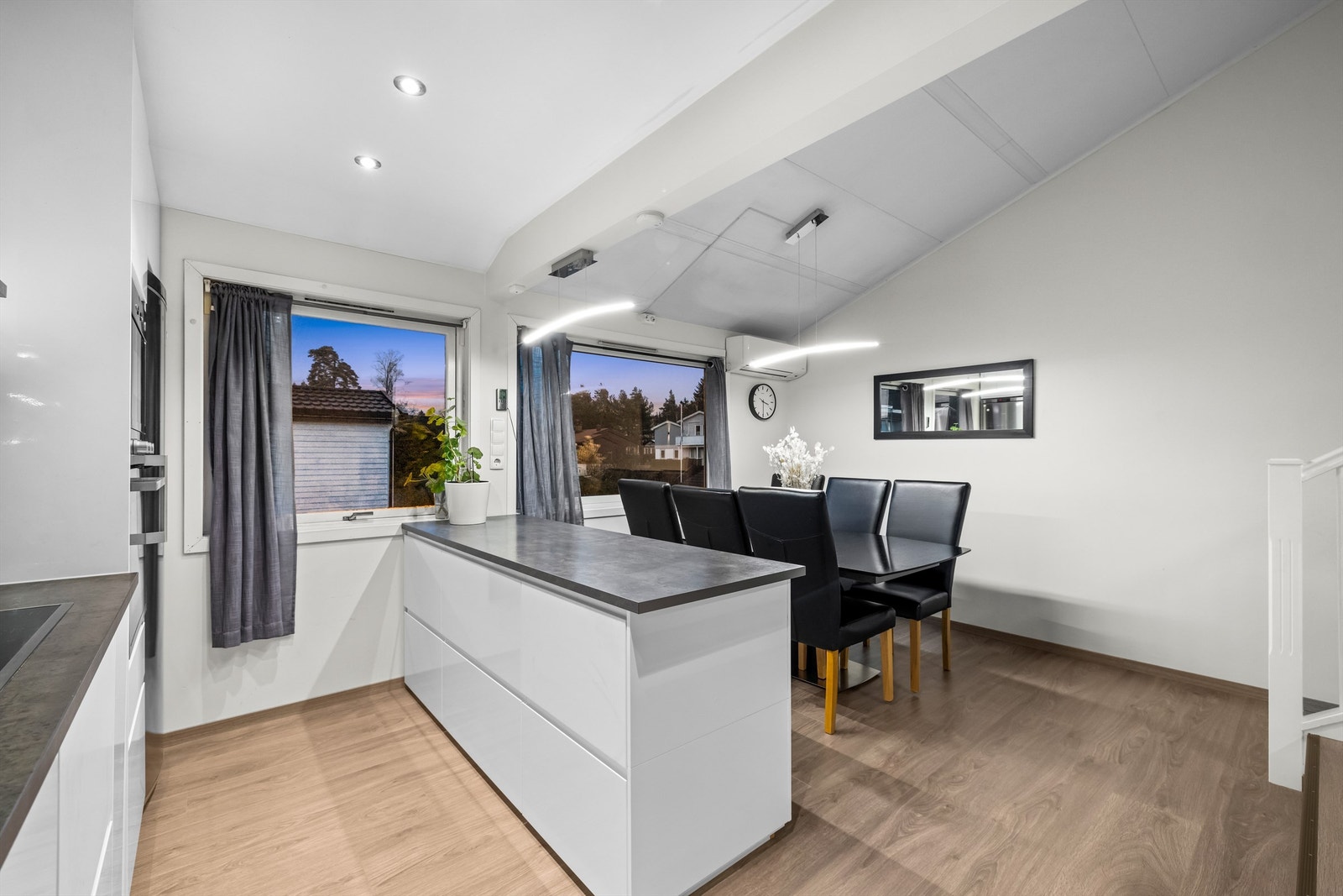 Kjøkkenøya binder sammen kjøkken og spiseplass, og fungerer som en sosial sone. Galleribilde