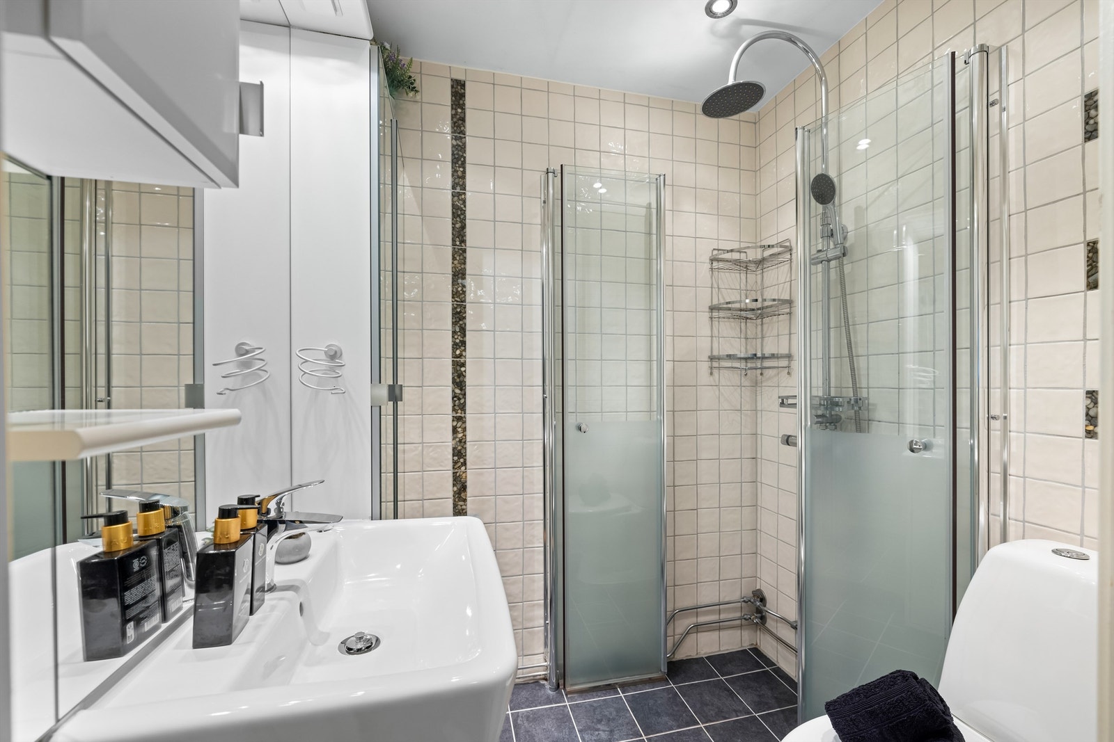 Badet har flislagt gulv med gulvvarme, flislagte vegger og downlights i himling. Galleribilde