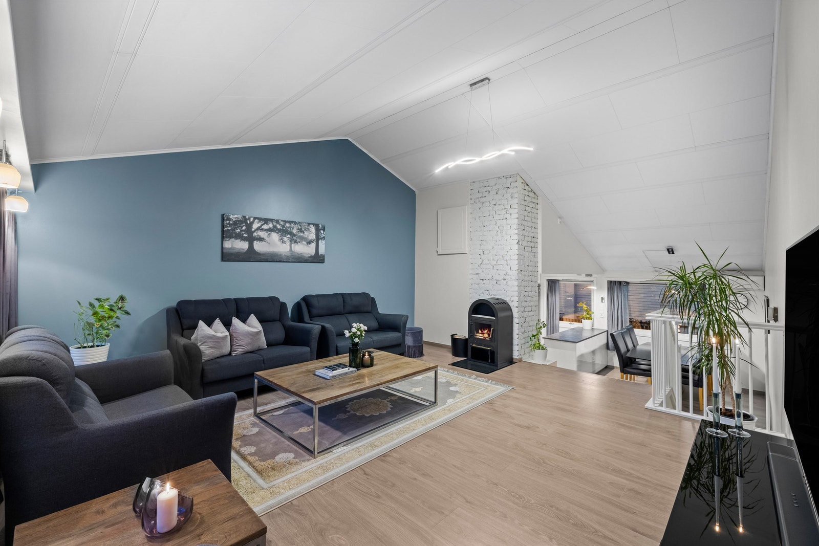 Store vindusflater og god takhøyde gir en luftig atmosfære i oppholdsrommet. Galleribilde