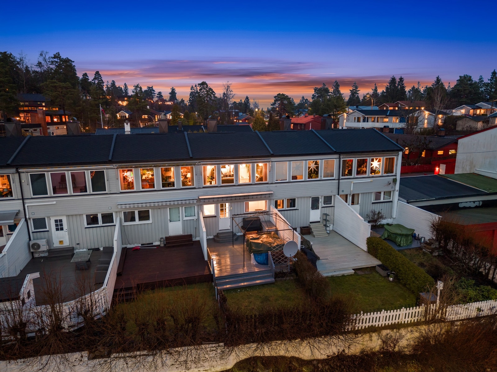 Et familievennlig rekkehus beliggende i et veletablert og rolig nabolag på Skedsmokorset. Galleribilde