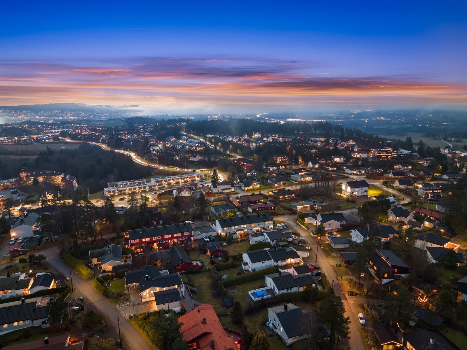 Med bil tar det i overkant av 20 minutter til både Oslo sentrum og Oslo Lufthavn. Galleribilde
