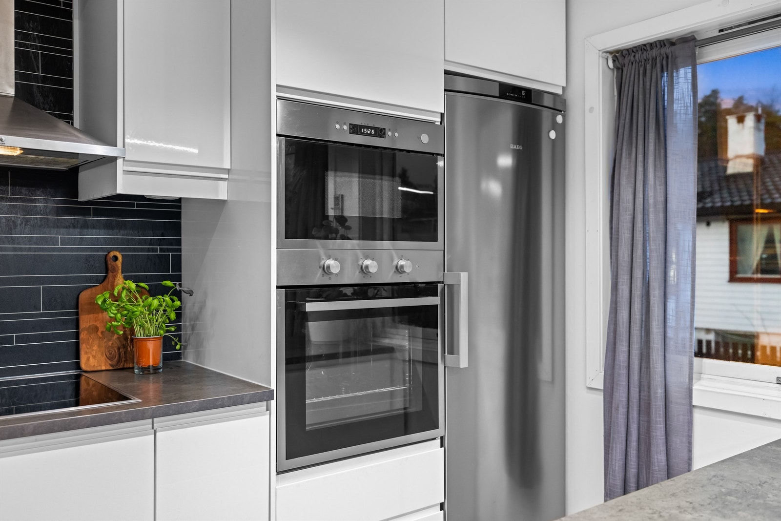 Kjøkkenet er utstyrt med integrerte hvitevarer og et frittstående kjøleskap. Kjøleskapet medfølger ikke handelen. Galleribilde