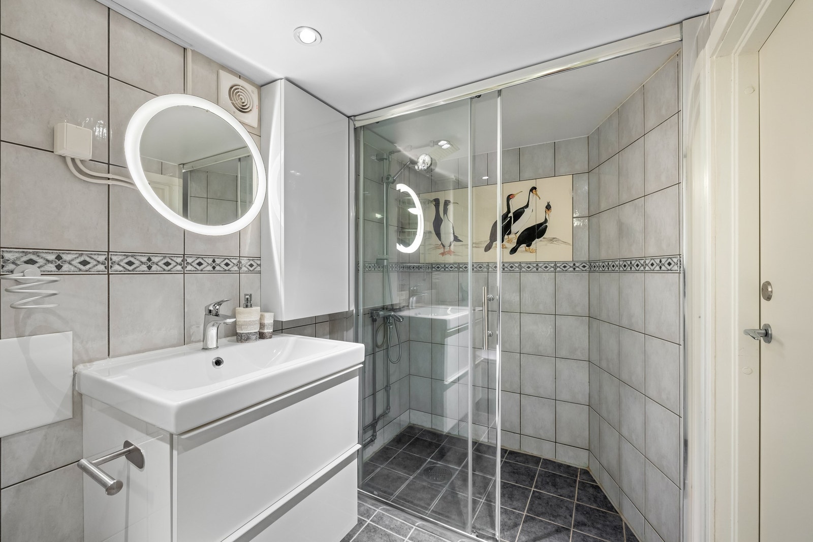 Også her er det flislagt gulv med gulvvarme og downlights i himlingen. Badet er gitt TG3 i tilstandsrapporten. Galleribilde