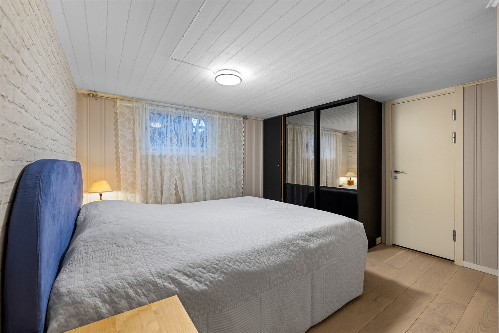 Rommet er utstyrt med et garderobeskap for god oppbevaring. Galleribilde