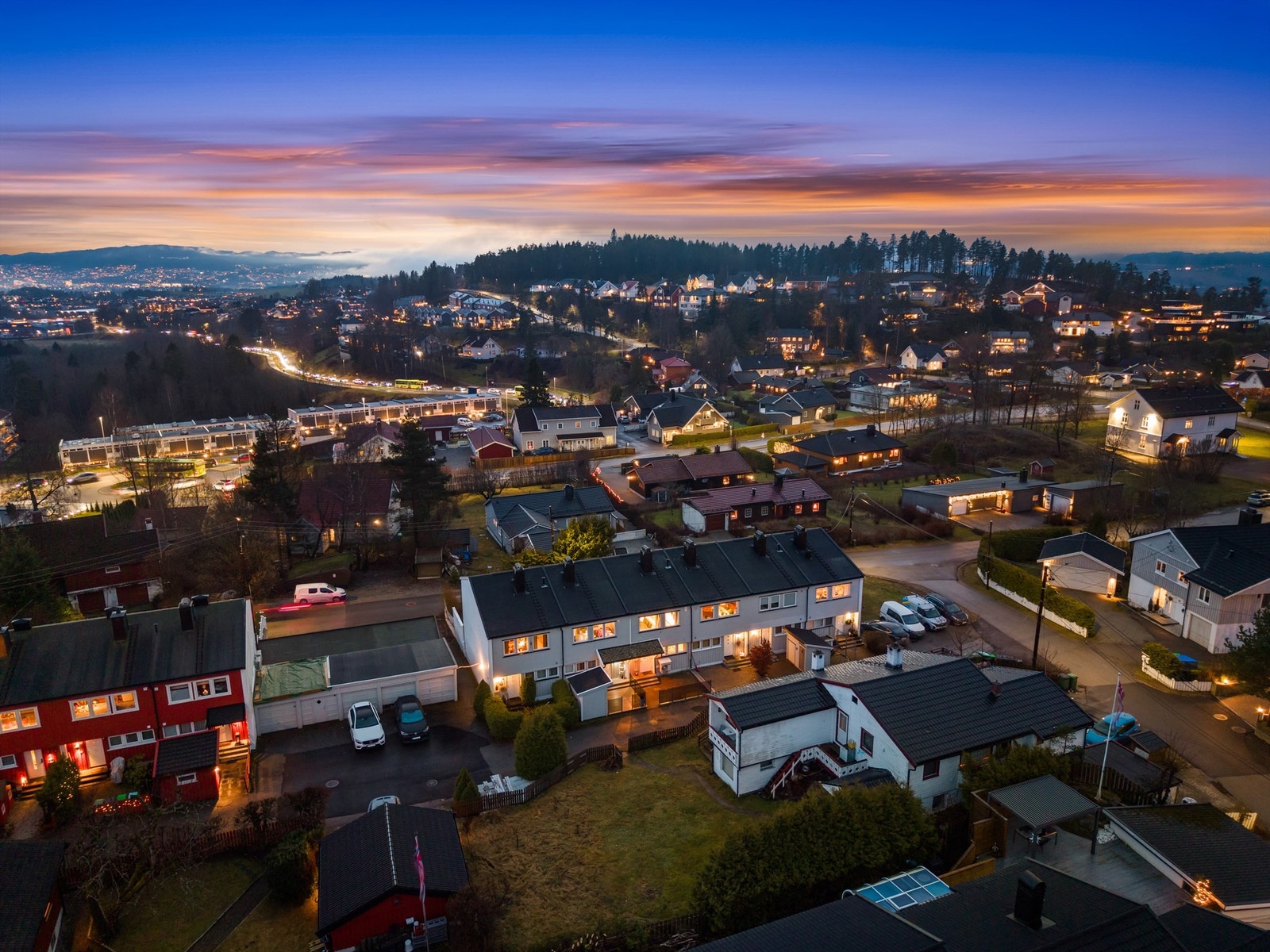 Nærmeste bussholdeplass, Midtskogveien, er kun få minutters gange fra boligen. Galleribilde