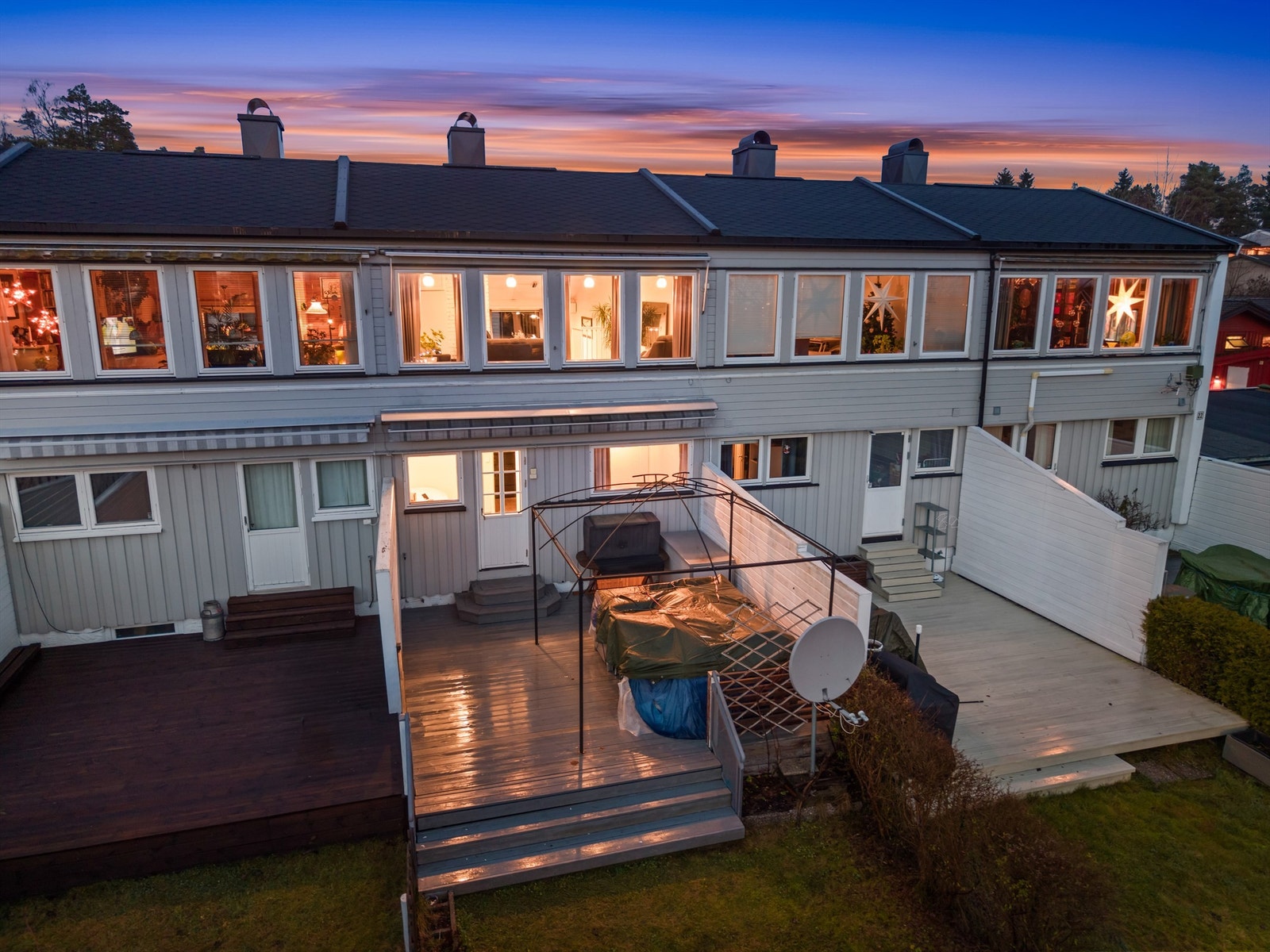 Den store terrassen på 24 m² ble utvidet og fikk nye terrassebord i 2023. Galleribilde