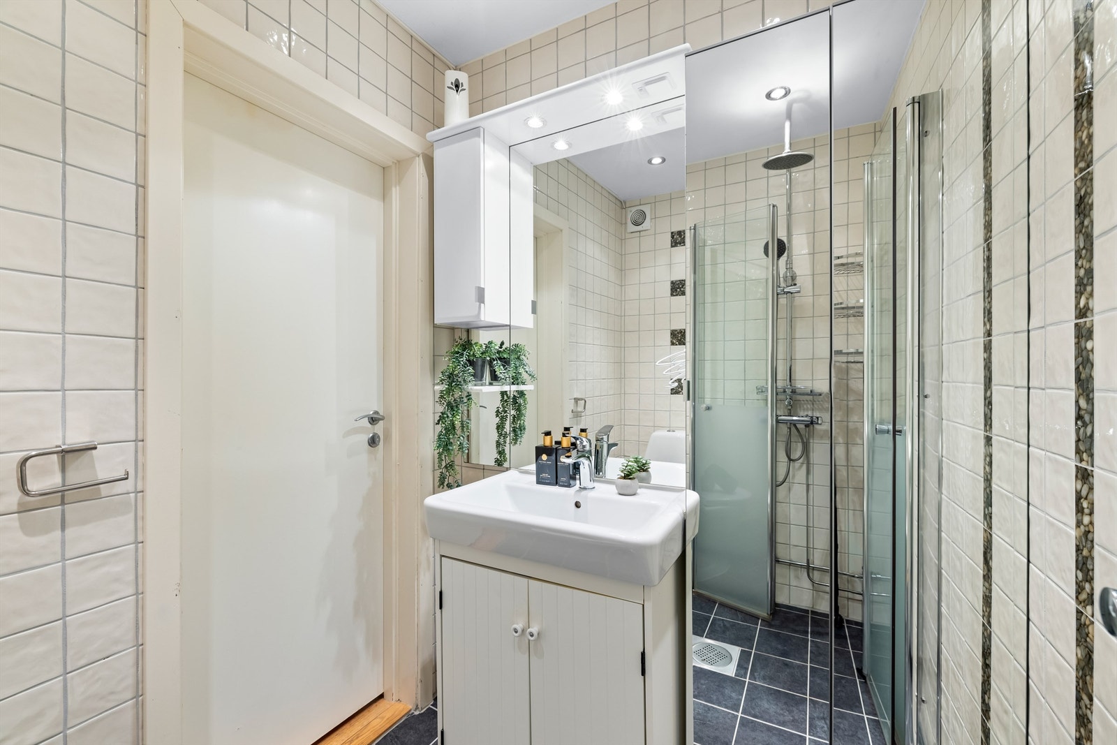 Boligen har to baderom. Dette er badet i 1. etasje, modernisert i 2017. Galleribilde