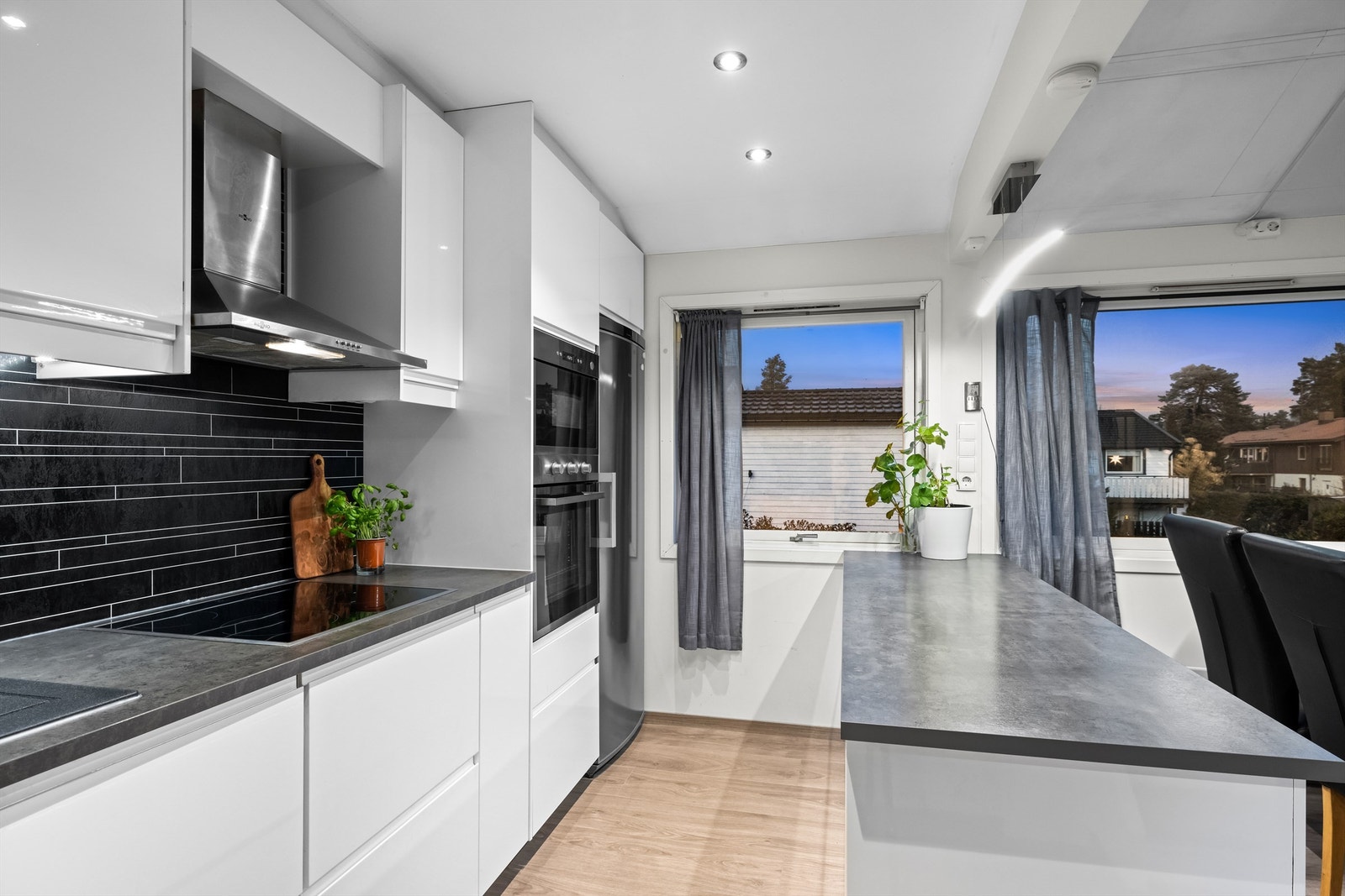 Godt med arbeidslys og stikkontakter under overskapene. Galleribilde