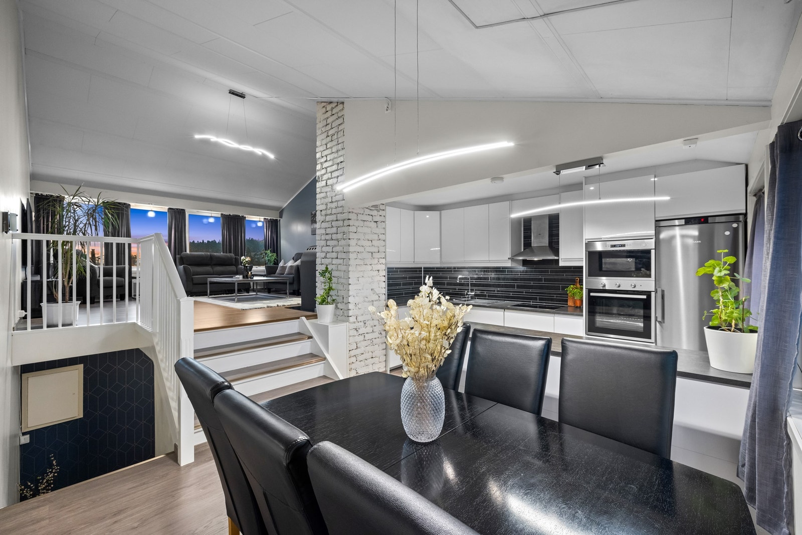 Boligen går over flere halvetasjer, som gir en arealeffektiv løsning med adskilte soner for familien. Galleribilde