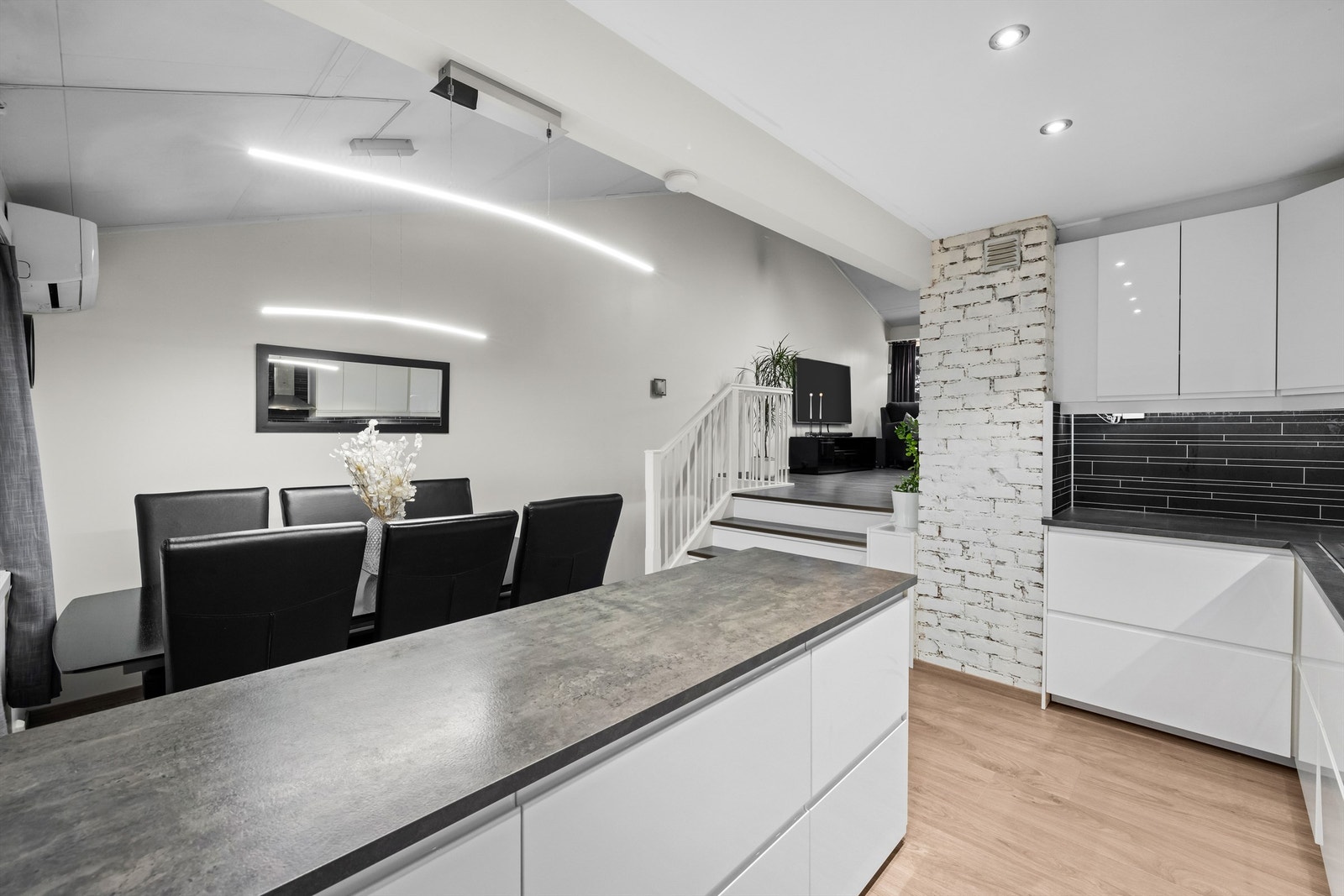 Kjøkkenøya fungerer som et naturlig skille mot spiseplassen. Galleribilde