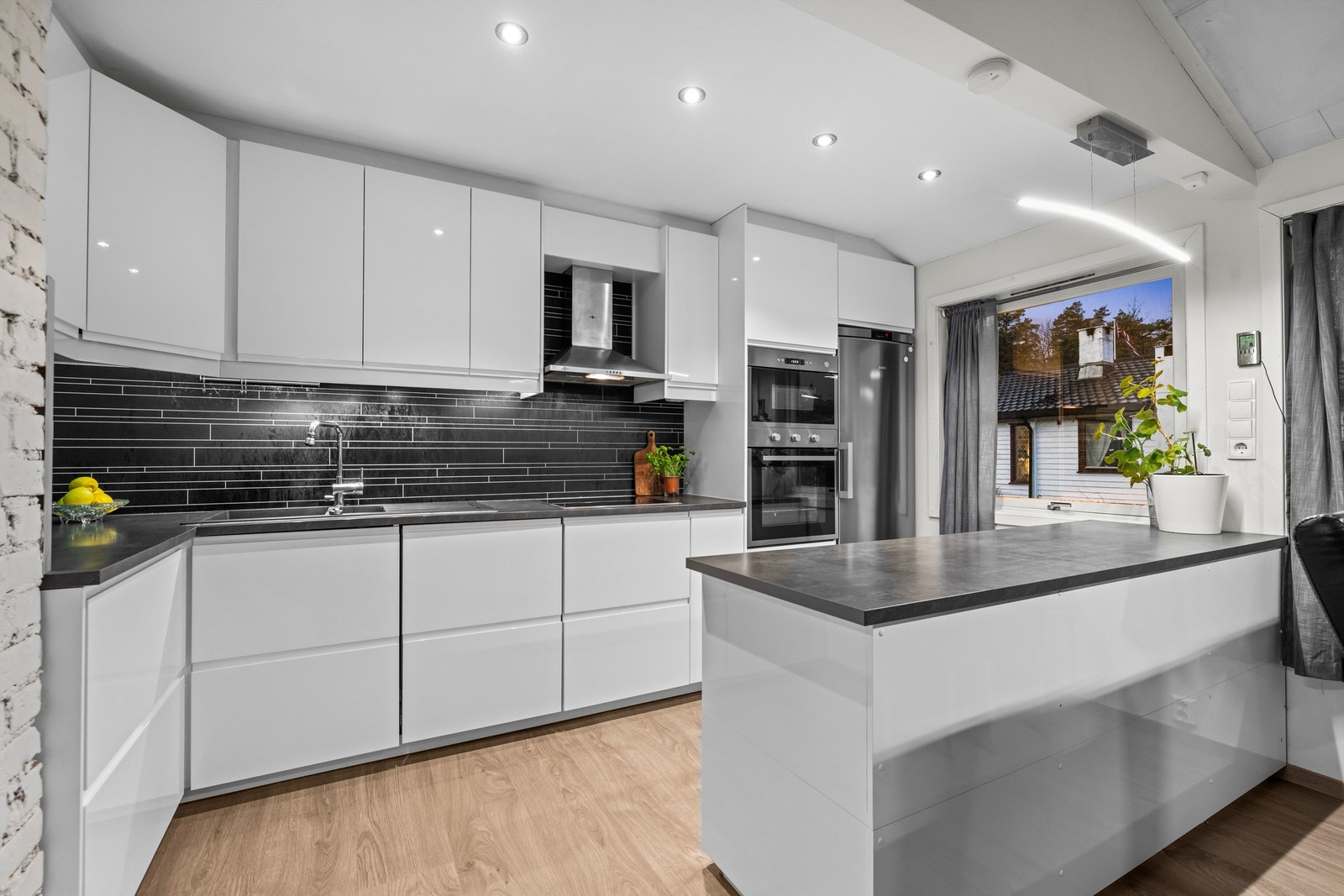 Praktisk kjøkkenøy gir ekstra benkeplass og oppbevaring. Galleribilde