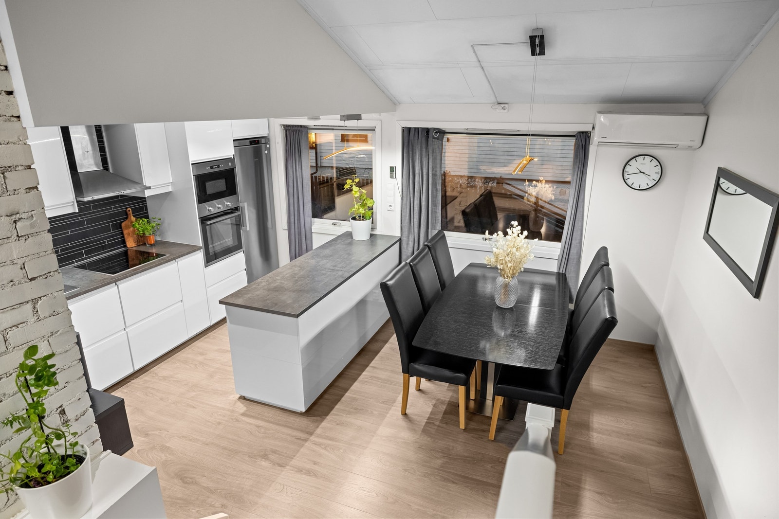 Varmepumpen er strategisk plassert for jevn temperatur på flere etasjeplan Galleribilde