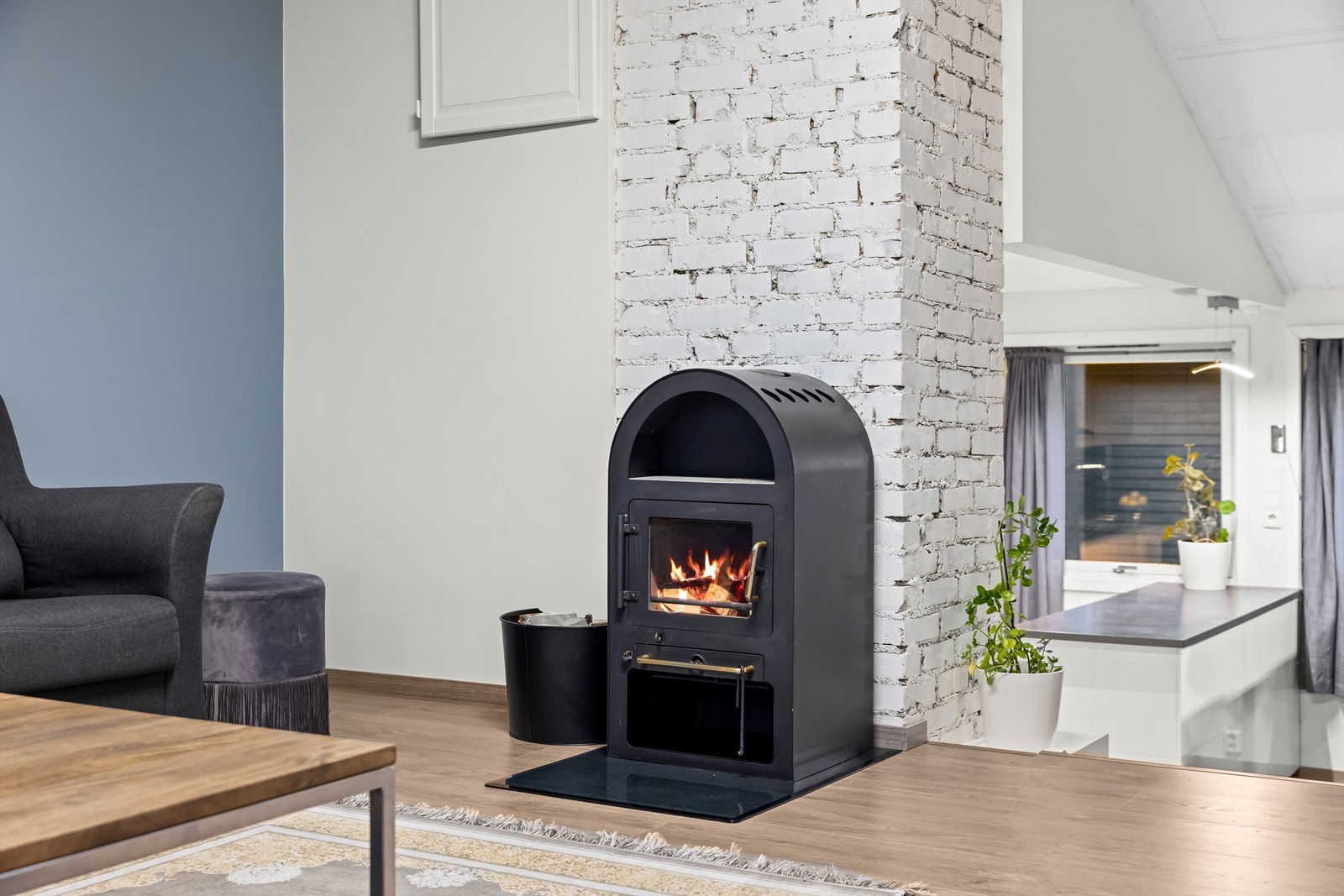 Peisovnen med glassdør, installert i 2018/2019, gir både varme og en hyggelig stemning. Galleribilde