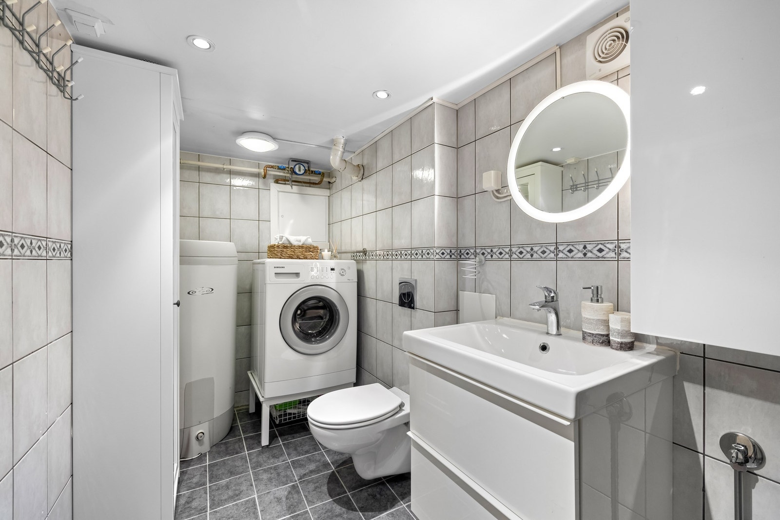 Badet i kjelleren ble oppgradert i 2016/2017 og har opplegg for vaskemaskin. Badet er gitt TG3 i tilstandsrapporten. Galleribilde