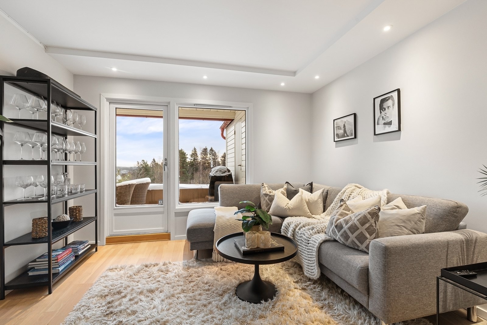 Leiligheten er gjennomgående, noe som gjør den veldig lys og luftig Galleribilde