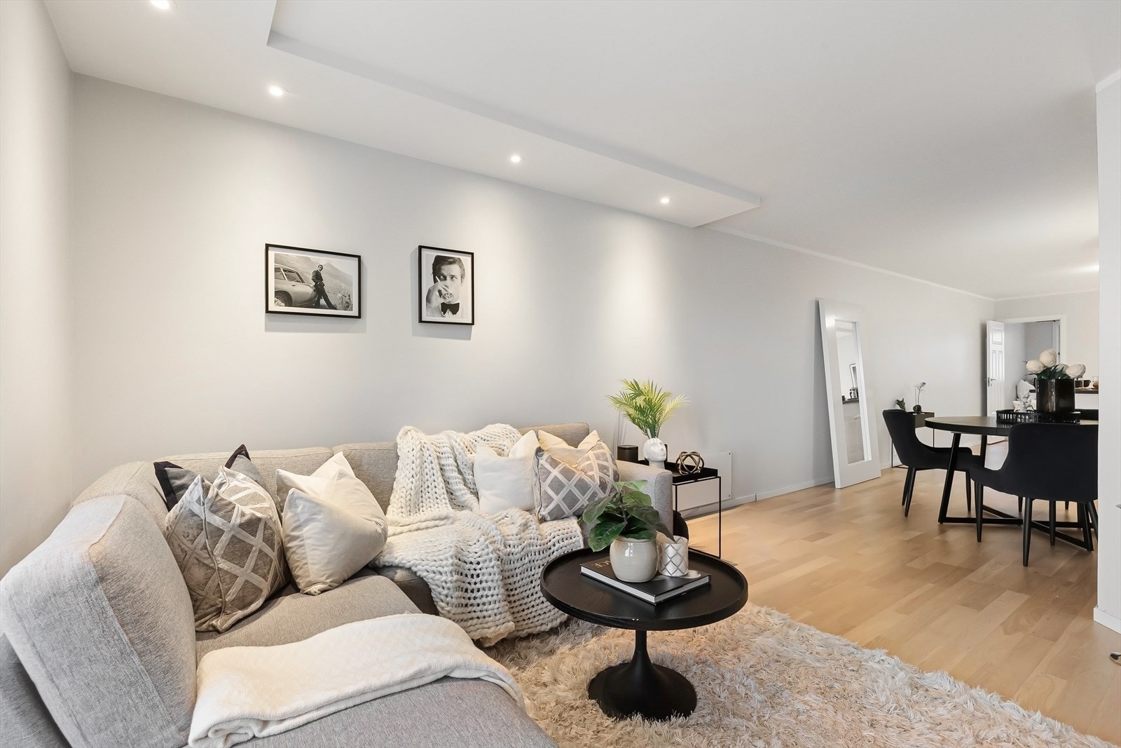 Romslig stue med god plass til ønsket møblering Galleribilde