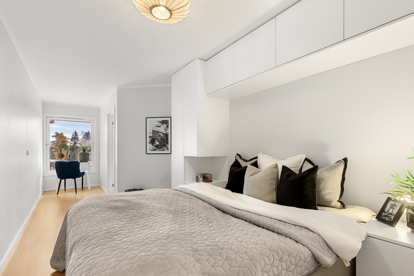 Det er plass til en kontorløsning ved vinduet og ekstra garderobe om ønskelig langs veggen Galleribilde