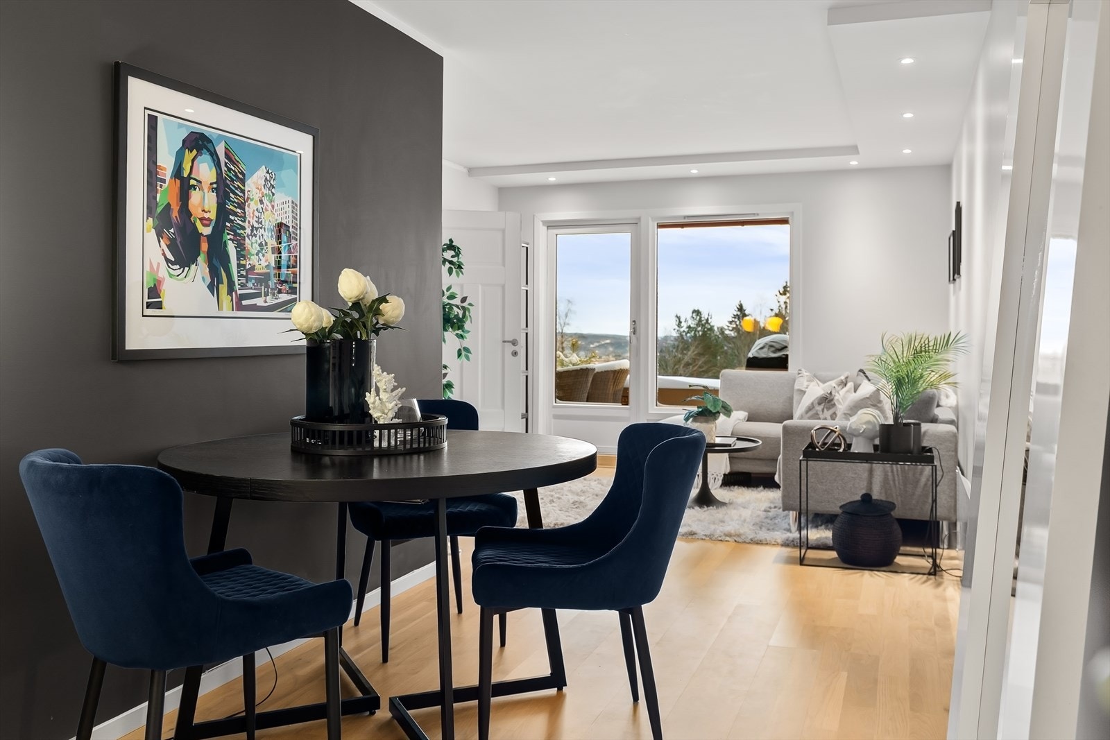 Naturlig plass for spisebord mellom stue og kjøkken Galleribilde