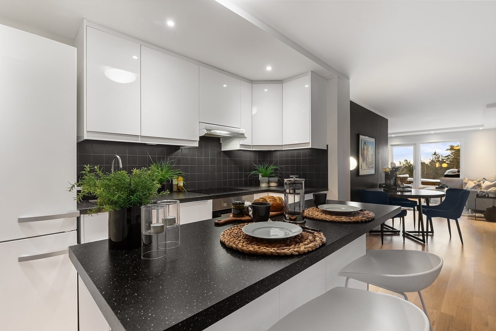 Delikat kjøkken med stor øy for ekstra skap- og benkeplass Galleribilde