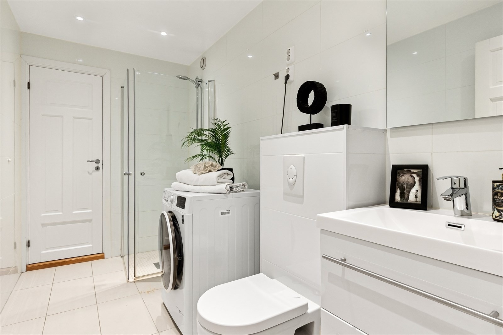 Praktisk med inngang fra hovedsoverommet og gangen Galleribilde