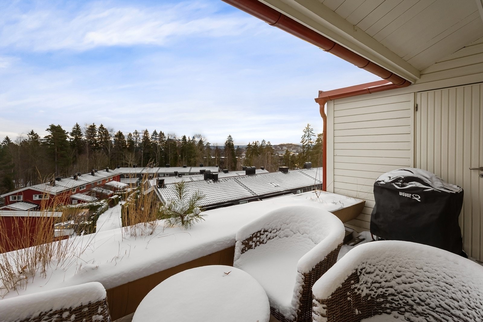 Det er gode solforhold på balkongen og plass til lounge-løsning. Det er også en tilhørende utebod Galleribilde