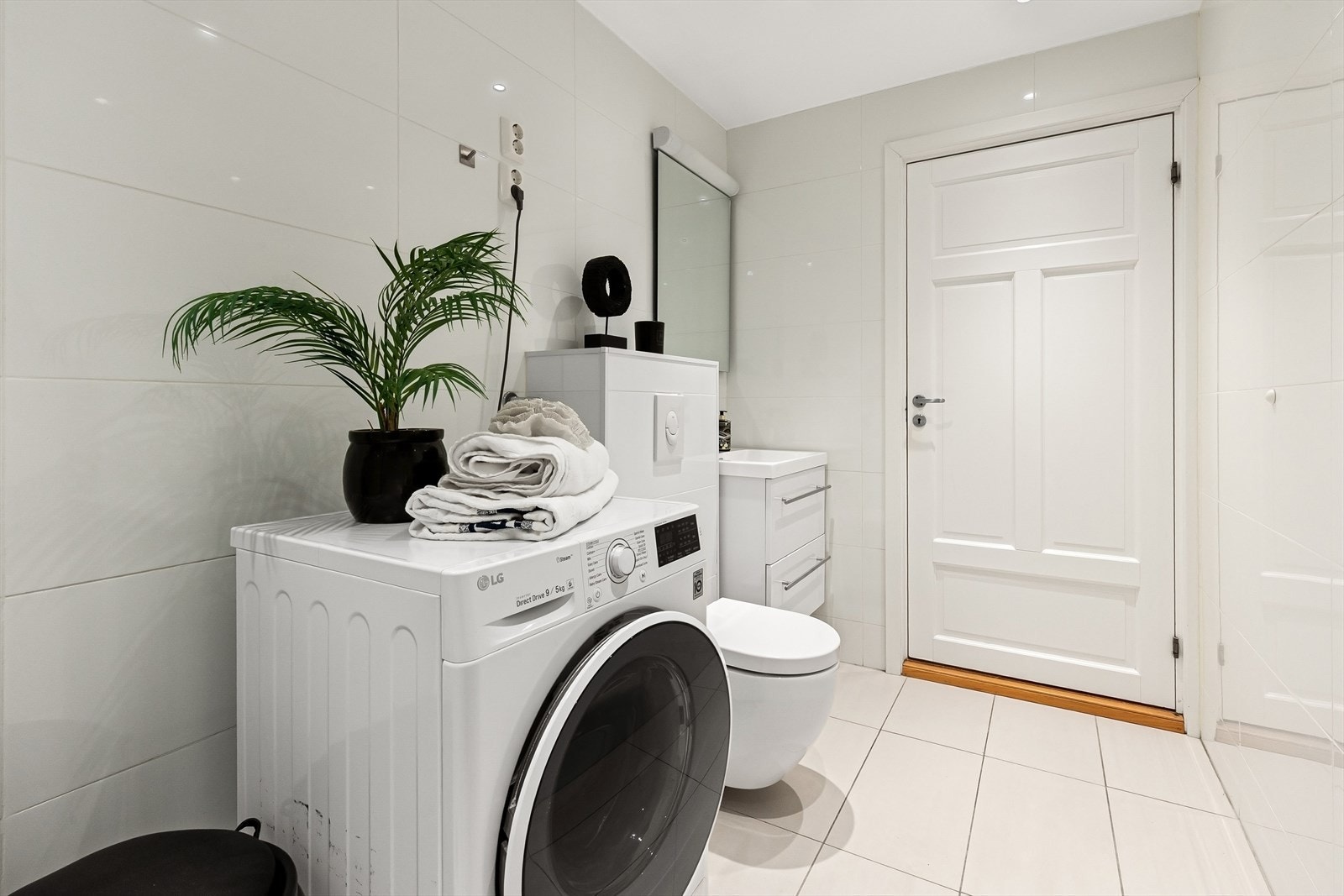 Badet ble nyrenovert i 2017 med ny membran og er elegant og moderne Galleribilde