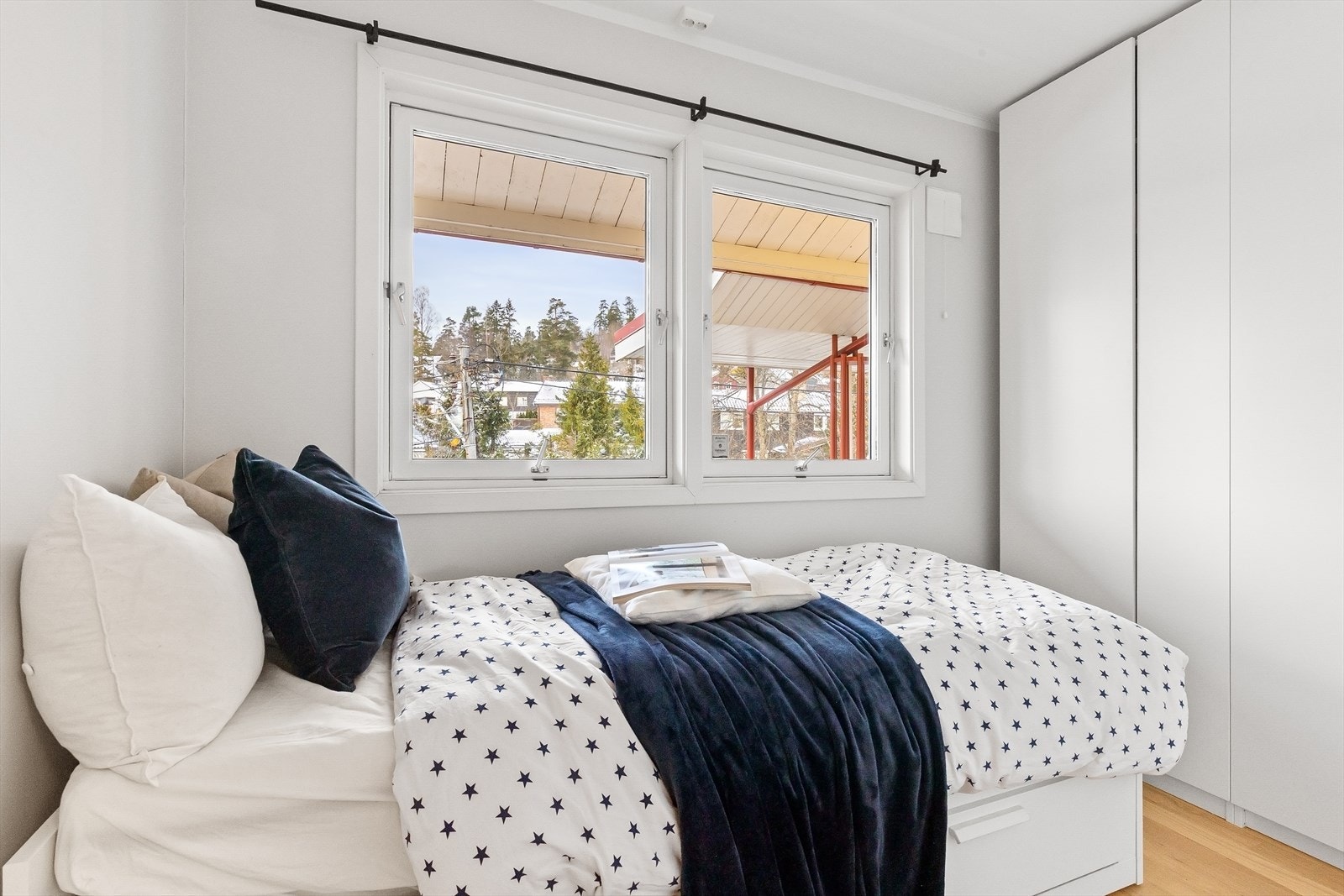 Soverom nr 2 er et perfekt gjesterom med garderobe Galleribilde